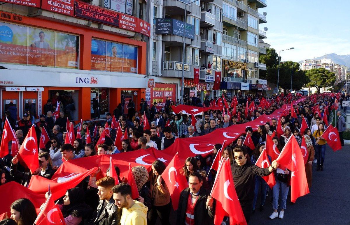 Aydın\'da binlerce kişi şehitler için yürüdü