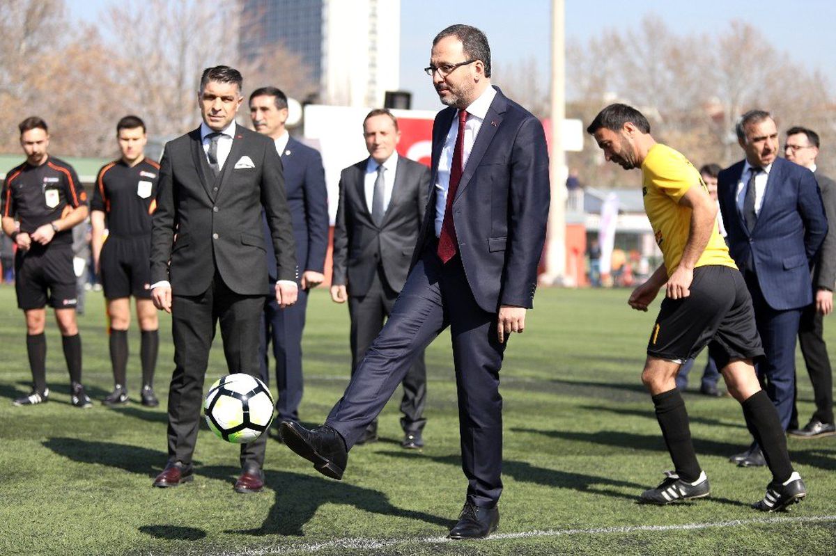 Bakan Kasapoğlu, Kamu Futbol Turnuvası\'nın başlama vuruşunu yaptı