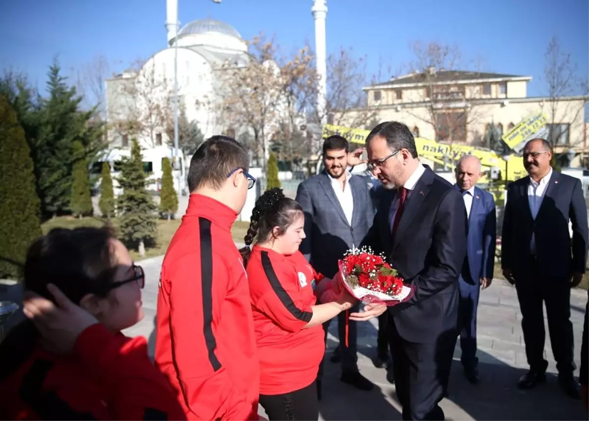 Bakan Kasapoğlu, özel sporcular ile bir araya geldi