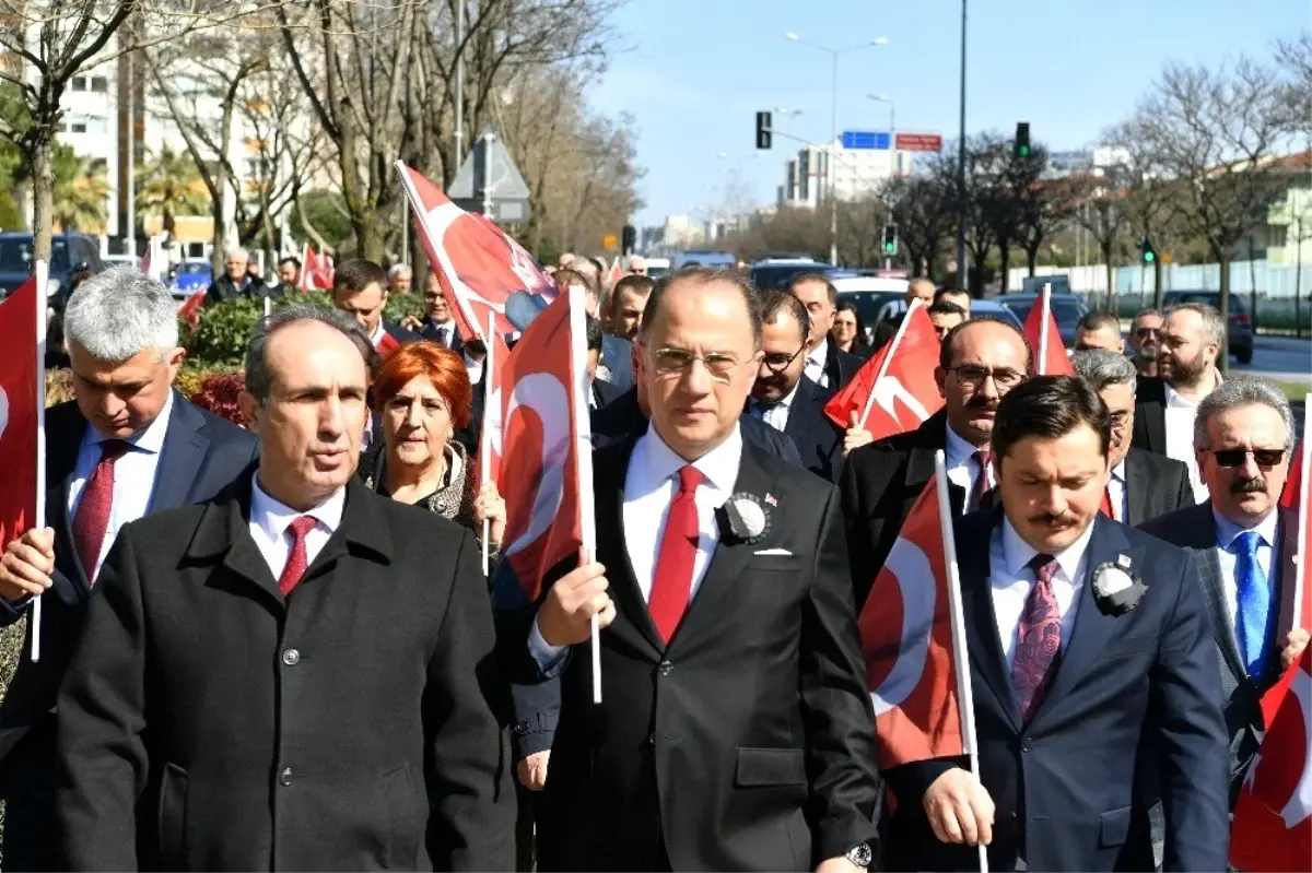Beylikdüzü Belediye Meclisi üyeleri ve vatandaşlar şehitler için yürüdü