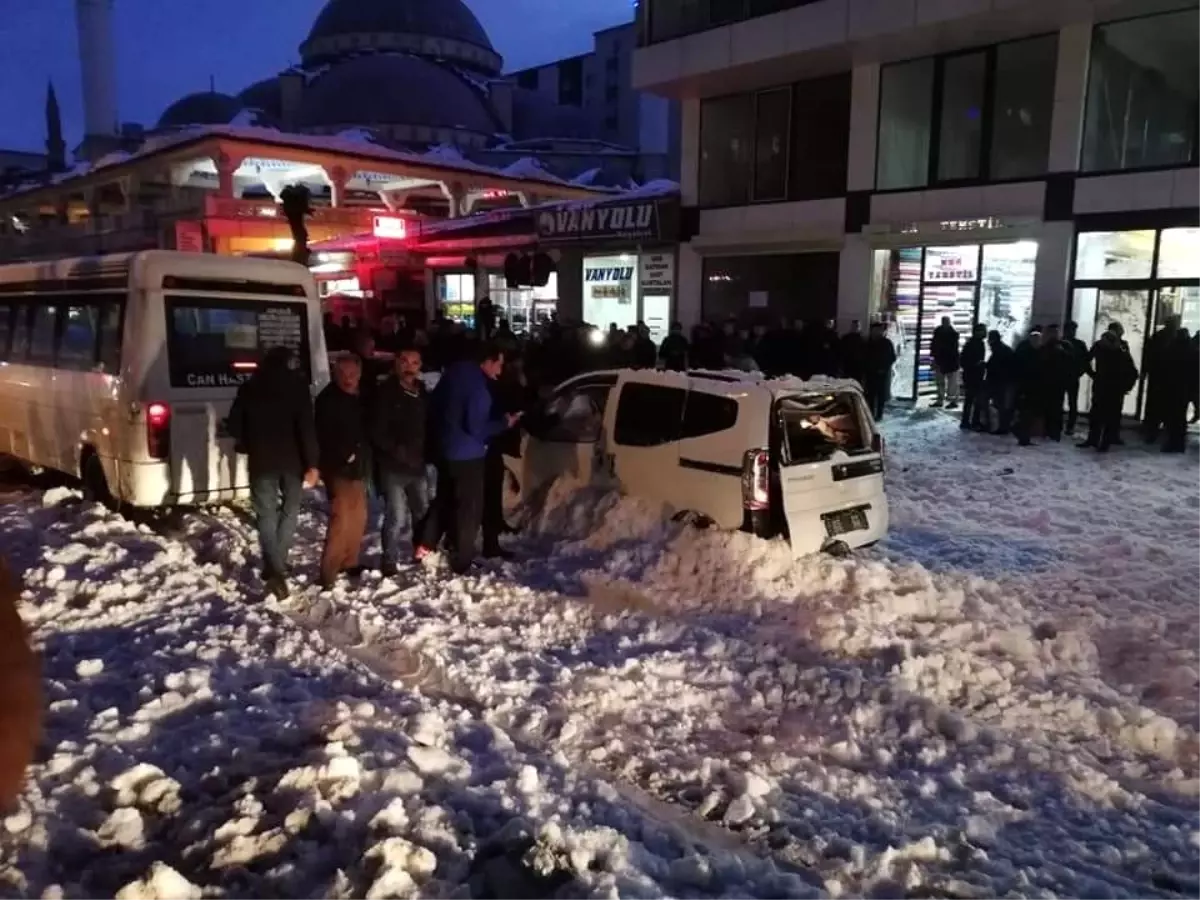 Çatıdan düşen kar kütlesi araçları kullanılamaz hale getirdi