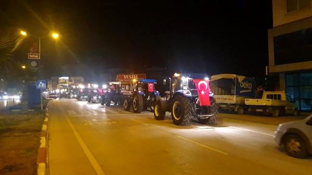Çiftçiler traktörlerle Mehmetçik\'e destek konvoyu düzenledi