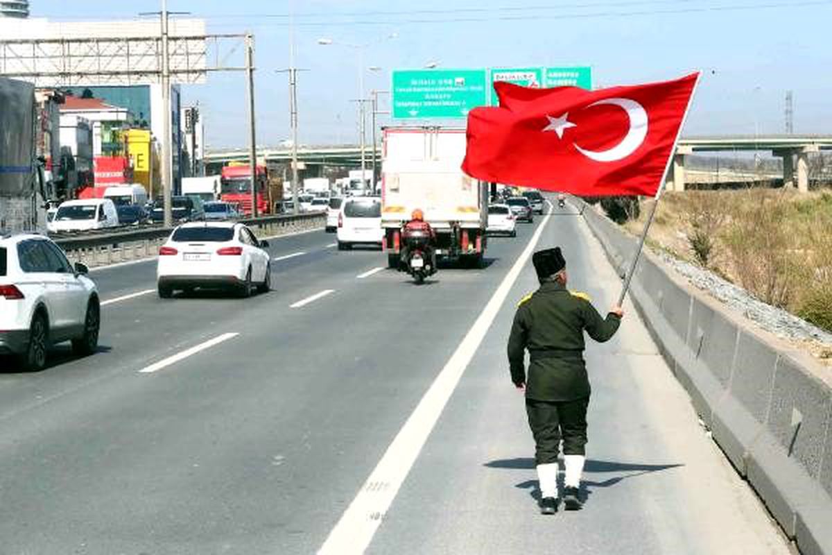 Dedesinin yolunda Bağcılar\'dan Çanakkale\'ye yürüyor