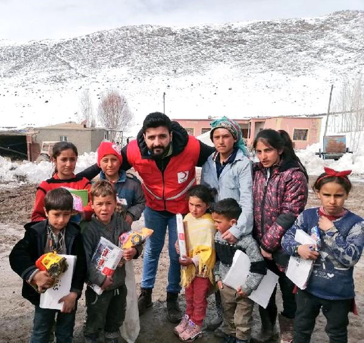 Depremzede çocuklara oyuncak dağıttılar