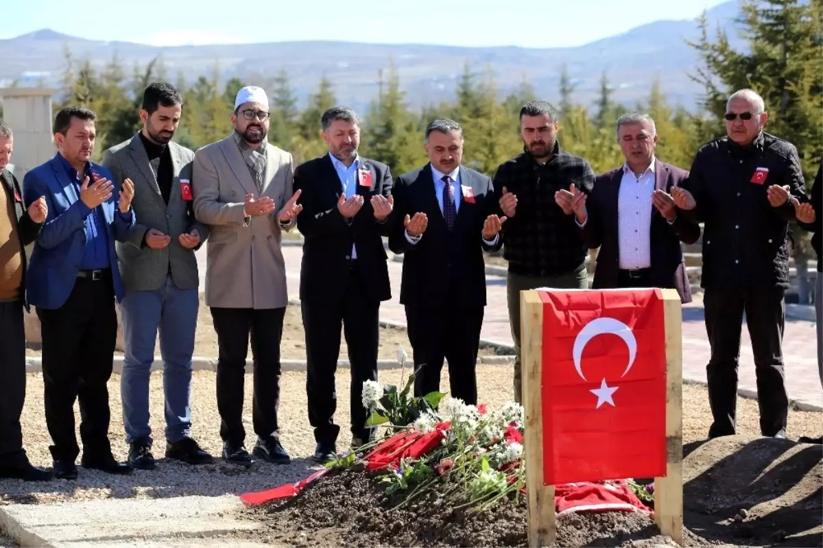 Develi belediye meclisi Şehit Taşöz\'ün kabrini ziyaret etti