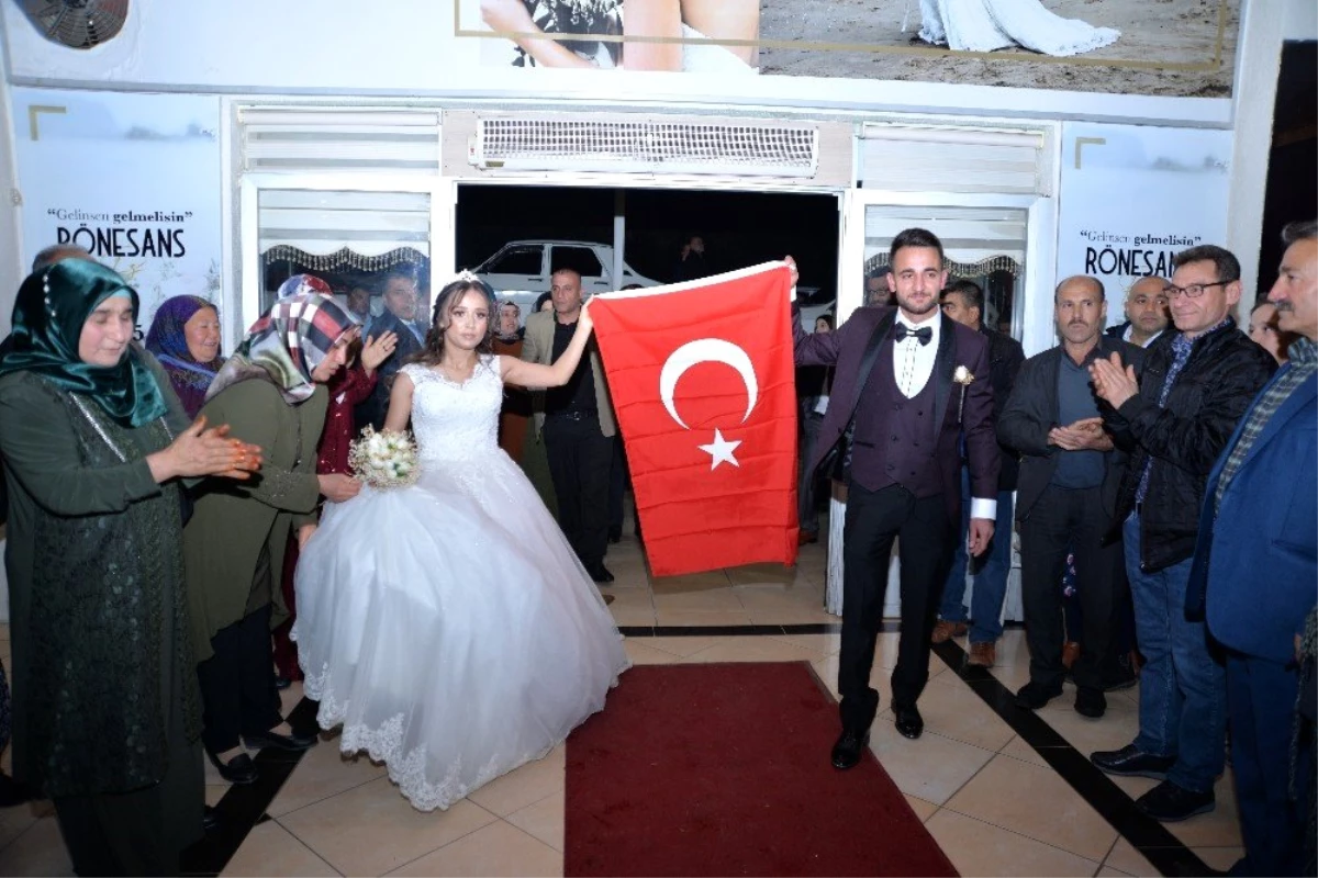 Düğünlerinde İdlib şehitlerini unutmadılar