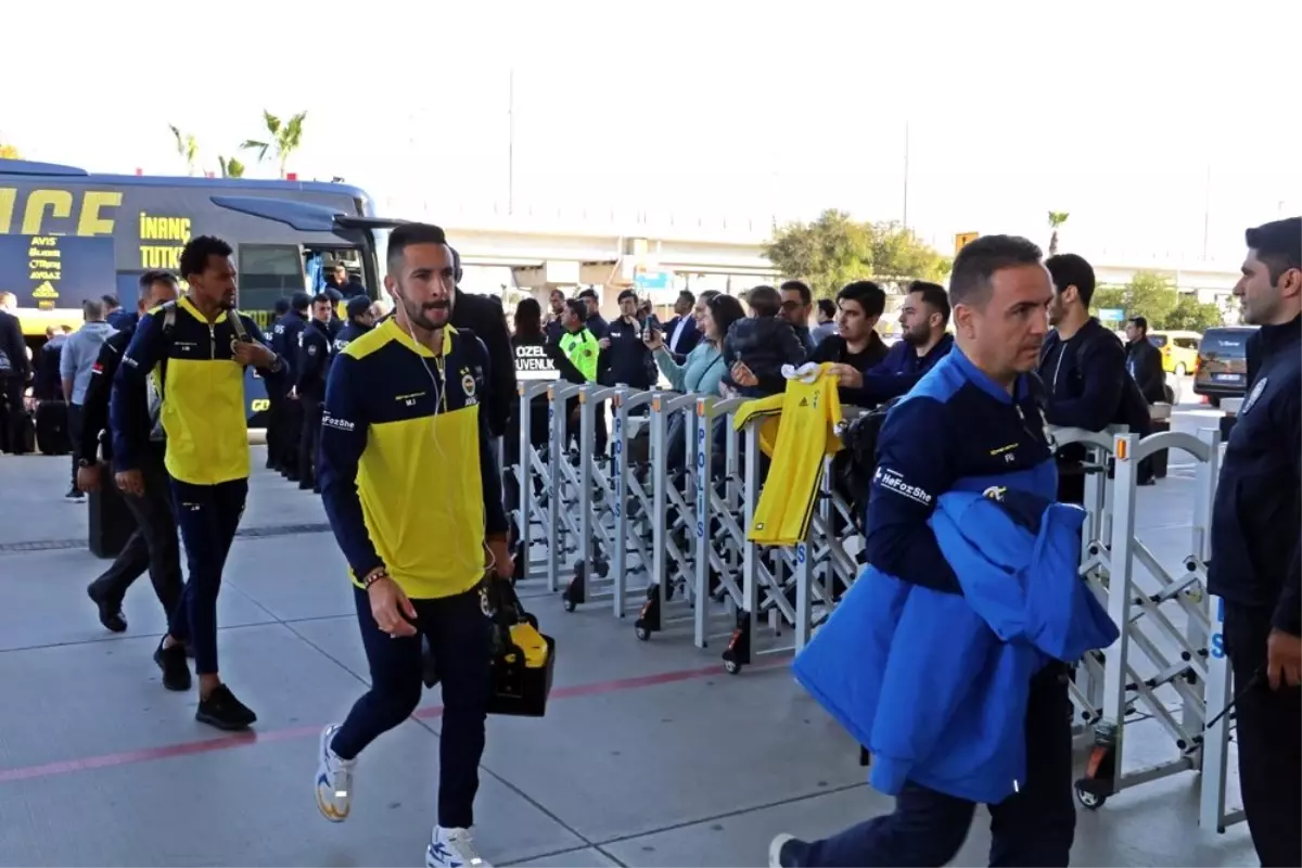 Fenerbahçe\'ye Antalya\'da taraftar şoku