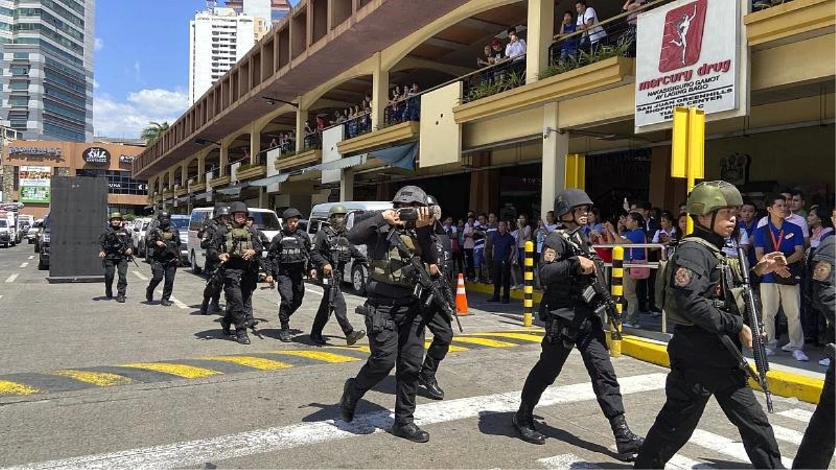 Filipinler\'de alışveriş merkezinde silahlı saldırı: En az 30 kişi rehin alındı