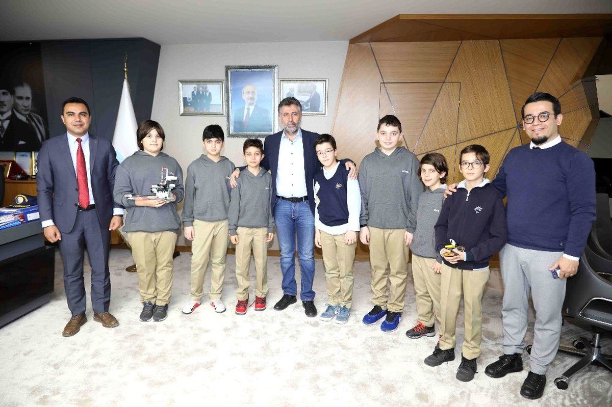 Genç mucitlerden yaya geçidi projesi