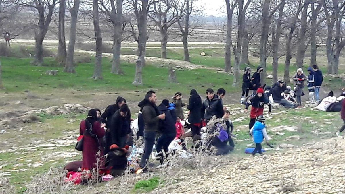 Göçmenler İpsala\'dan sınıra doğru ilerliyor