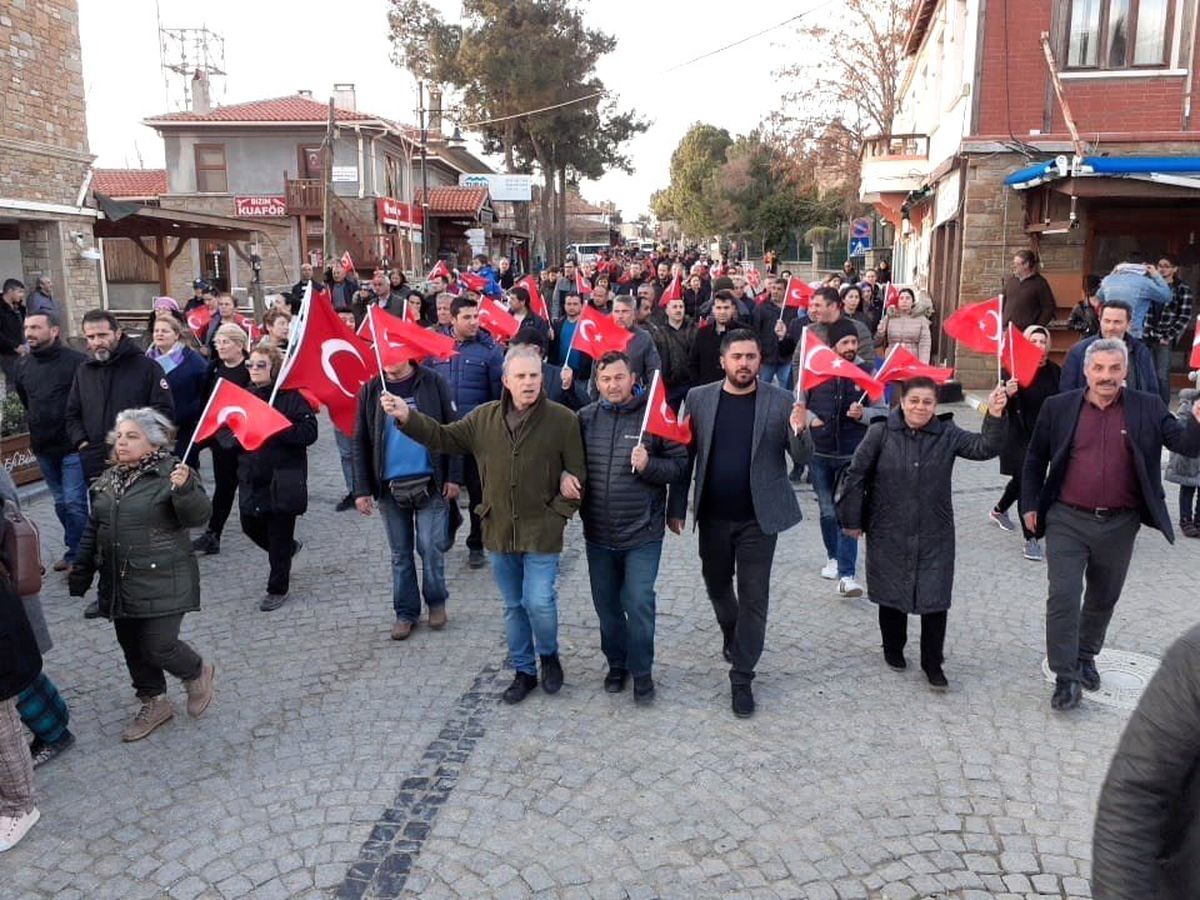 Gökçeada\'da İdlib şehitleri için bayrak yürüyüşü