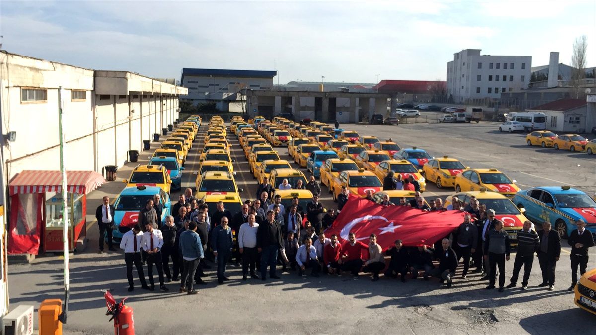 İstanbul\'da taksiciler Bahar Kalkanı Harekatı\'na destek için araçlarına bayrak astı