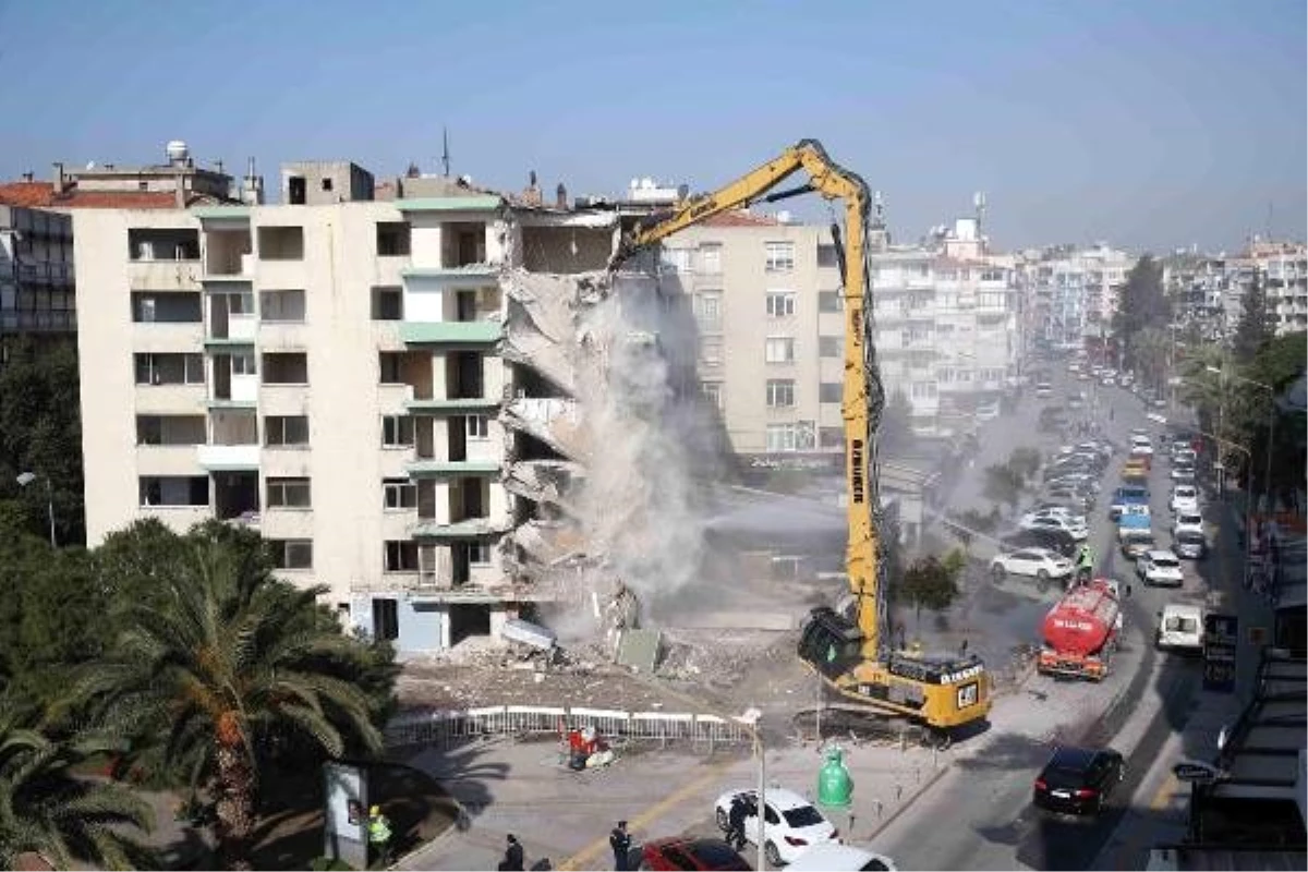 İzmir\'deki yatık binalarda ilk yıkım başladı - Tekrar
