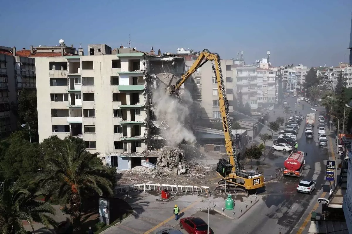 İzmir\'deki yatık binalarda yıkım başladı