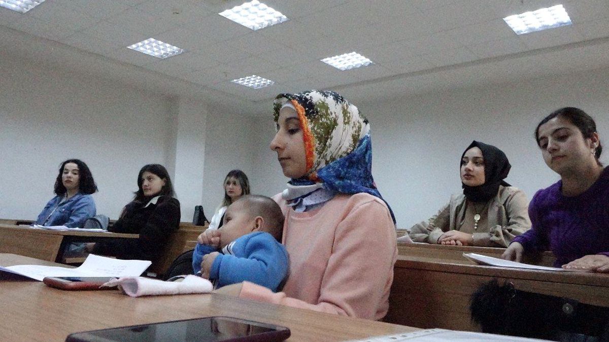 Kader 3 buçuk aylık bebeği ile üniversite sıralarında ders görüyor