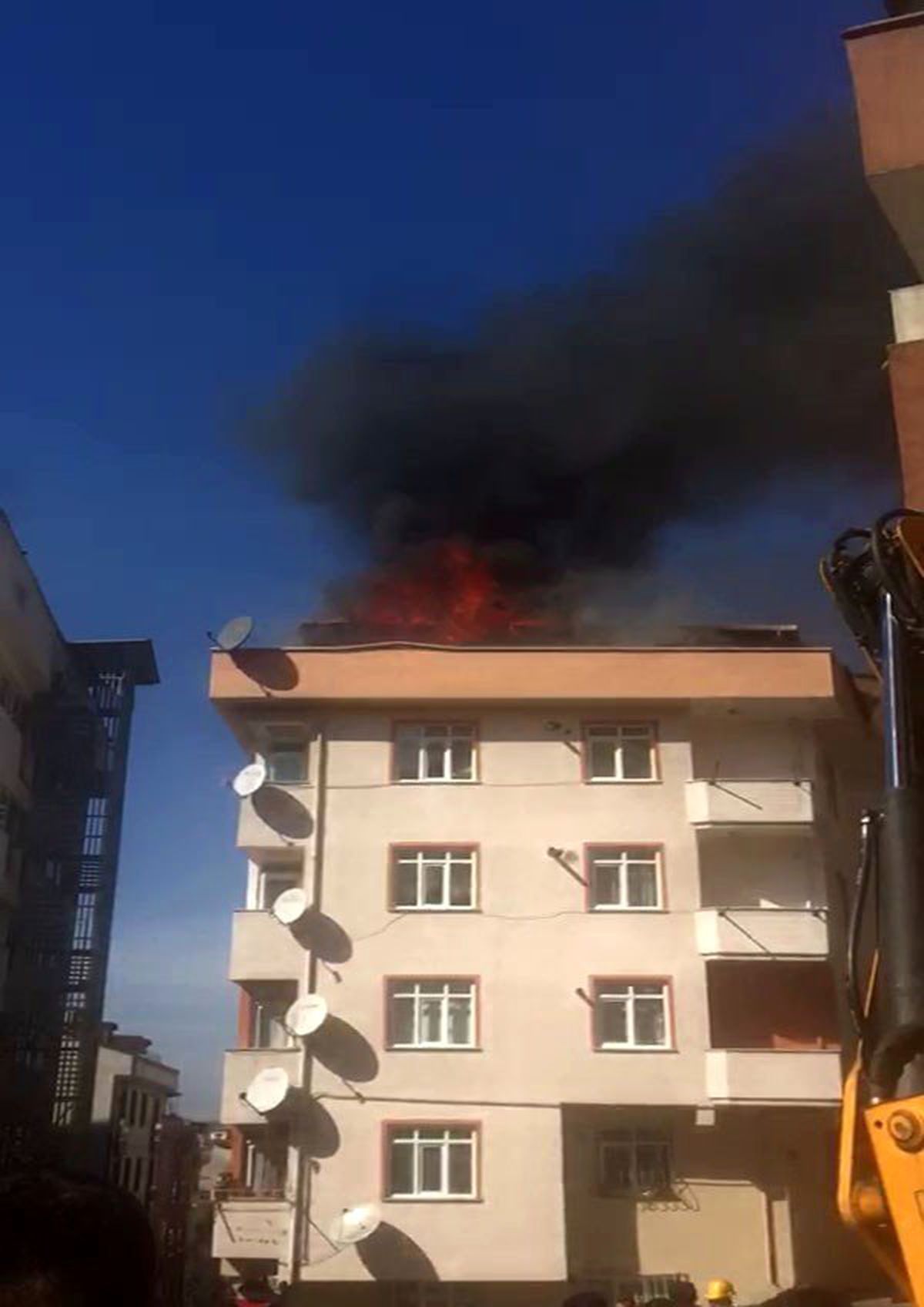 Kağıthane\'de bulunan 4 bir binanın çatı katında bilinmeyen bir nedenle yangın çıktı.