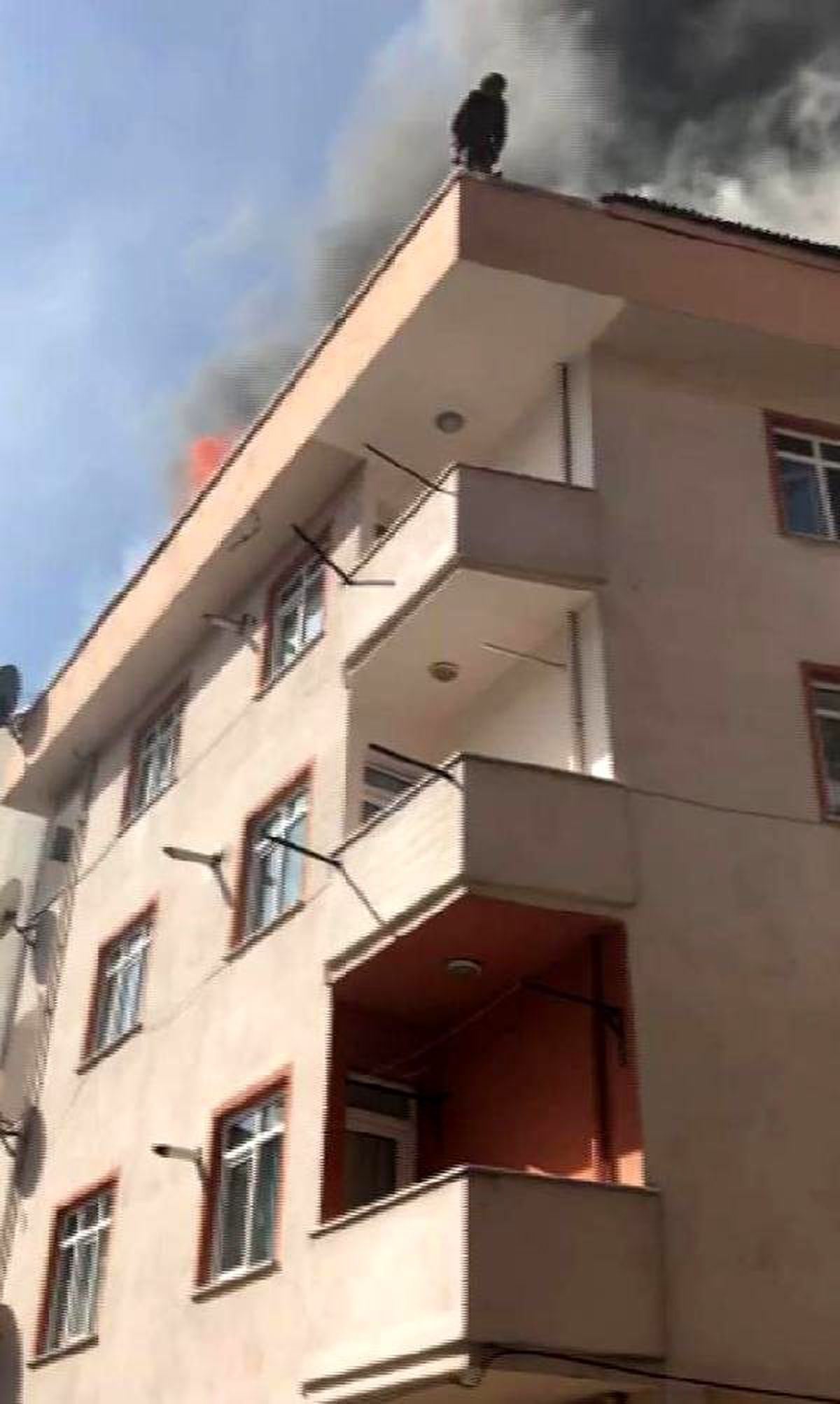 Kağıthane\'de yangında dehşet anları; çatıdan aşağıda açılan battaniyeye böyle atladı