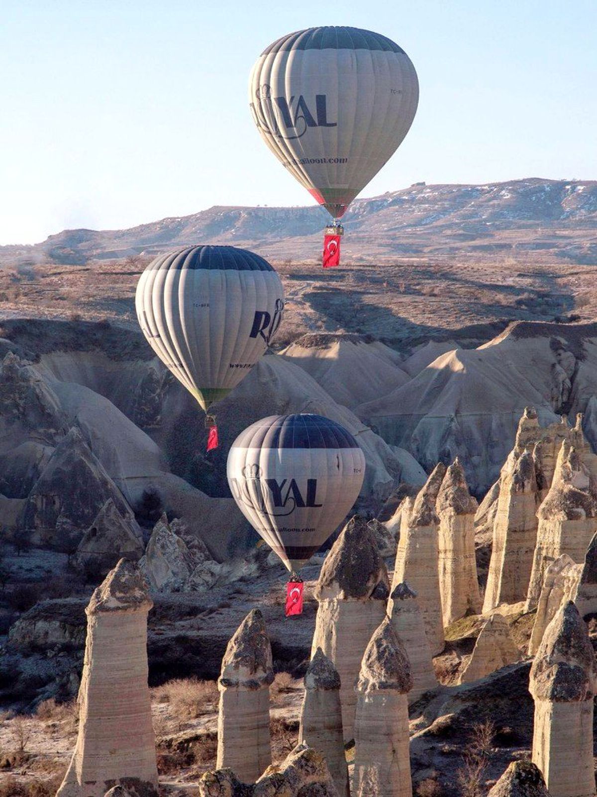 Kapadokya\'da balonlar 4 günün ardından Türk bayraklarıyla havalandı