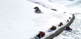 'Kar kaplanları' Eğribel Geçidi'nde gece gündüz mesaide