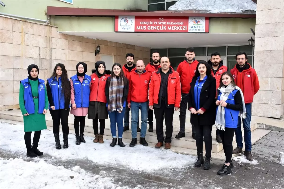 Karlı yolları aşıp köylerdeki çocukların gönüllerine dokunuyorlar