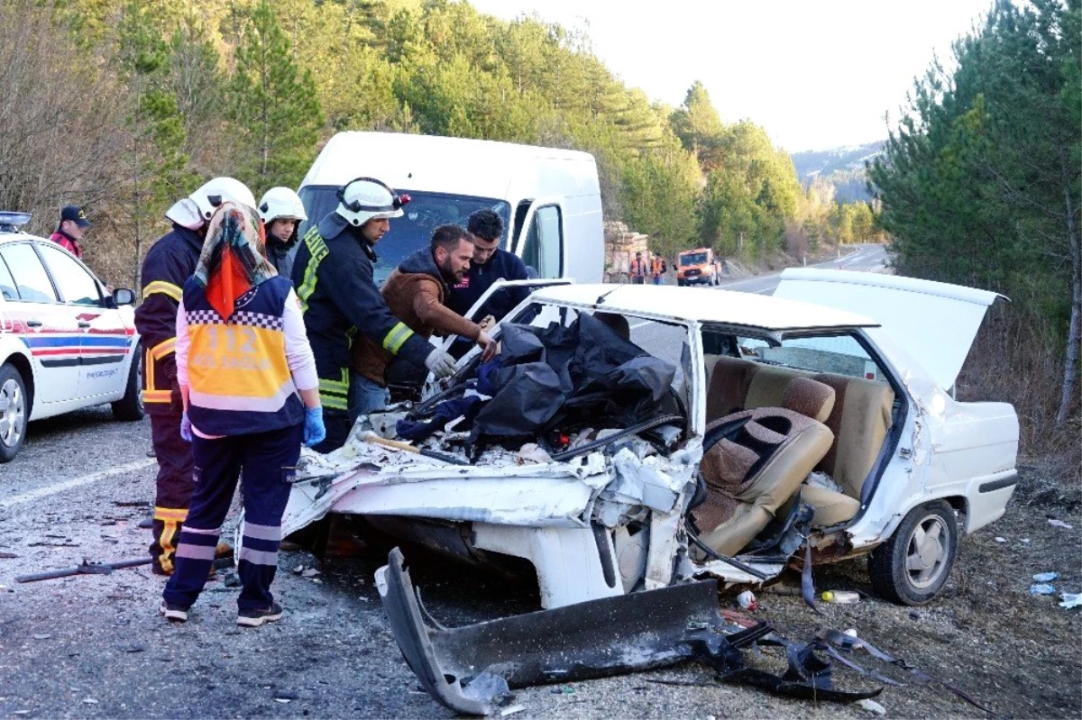 Kastamonu\'da ticari minibüsle otomobil çarpıştı: 1 ölü, 6 yaralı