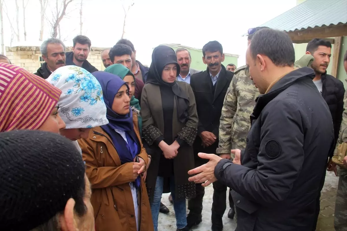 Kaymakam Solak depremden etkilenen mahalleleri ziyaret etti