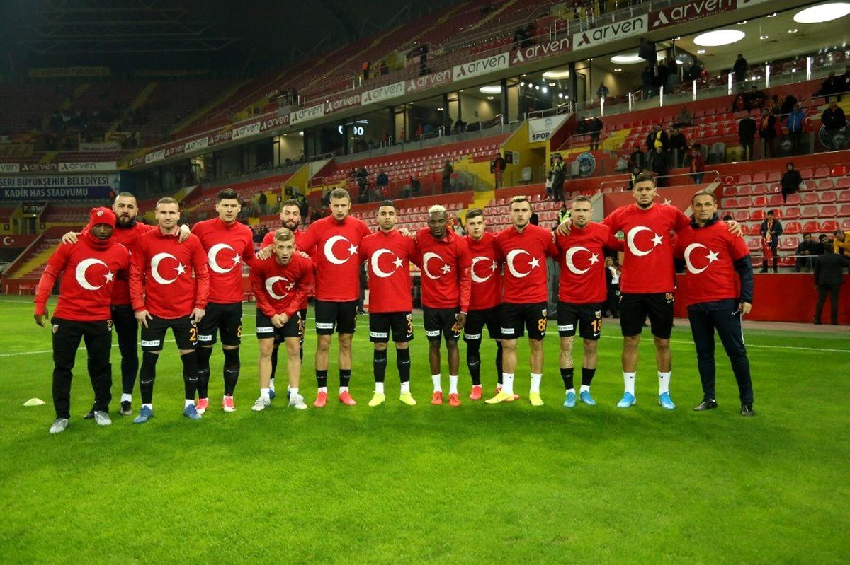 Kayserispor ısınmaya ay-yıldızlı tişörtle çıktı