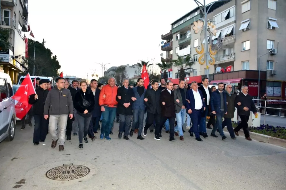 Kemalpaşa\'da şehitlere saygı yürüyüşü