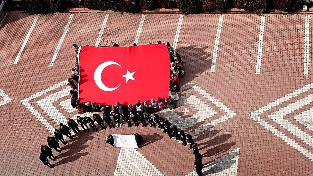Kız öğrenci yurdunda kalan öğrencilerden Mehmetçiğe destek