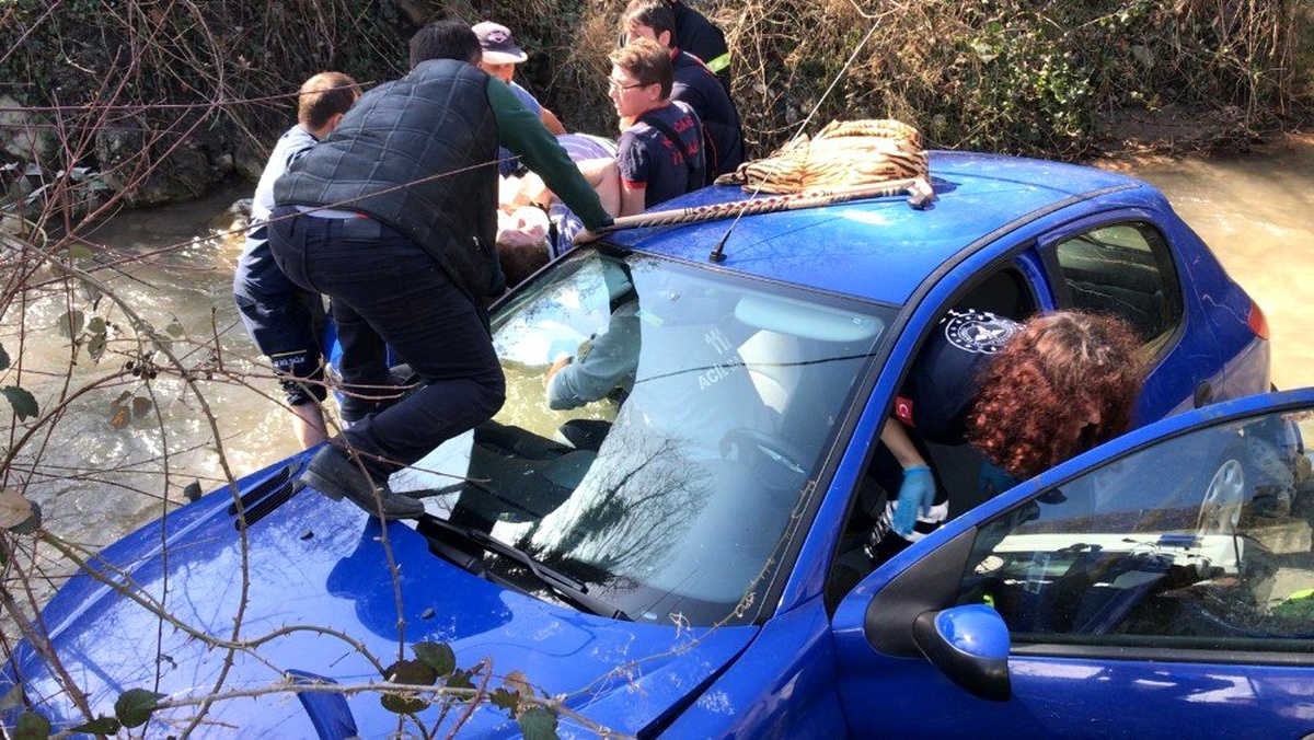 Kocaeli TEM\'de kontrolden çıkan otomobil dereye uçtu: 2 yaralı