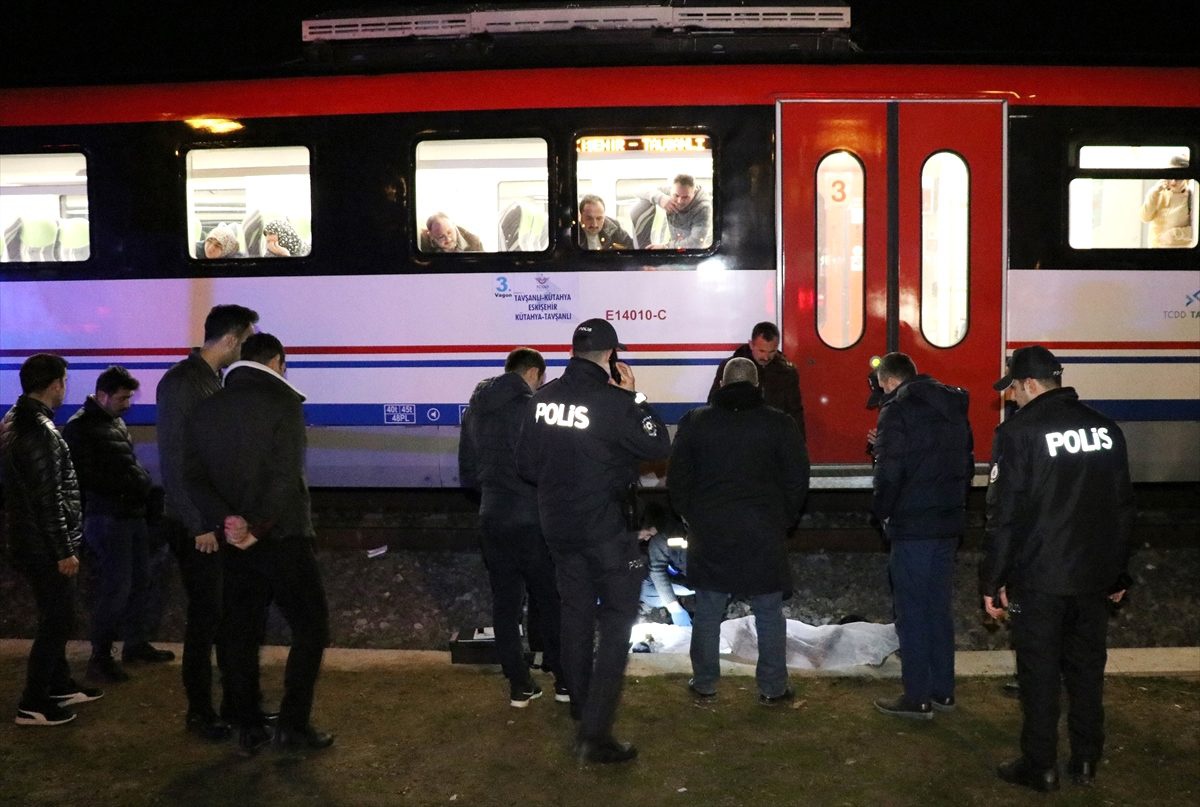 Kütahya\'da trenin çarptığı kişi hayatını kaybetti