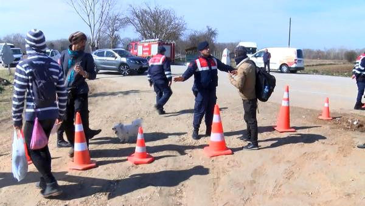 Pazarkule Sınır Kapısı\'na giden karayolu göçmenlere kapatıldı