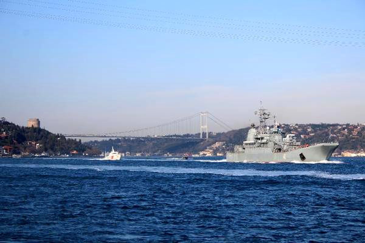 Rus savaş gemisi Boğaz\'dan geçti