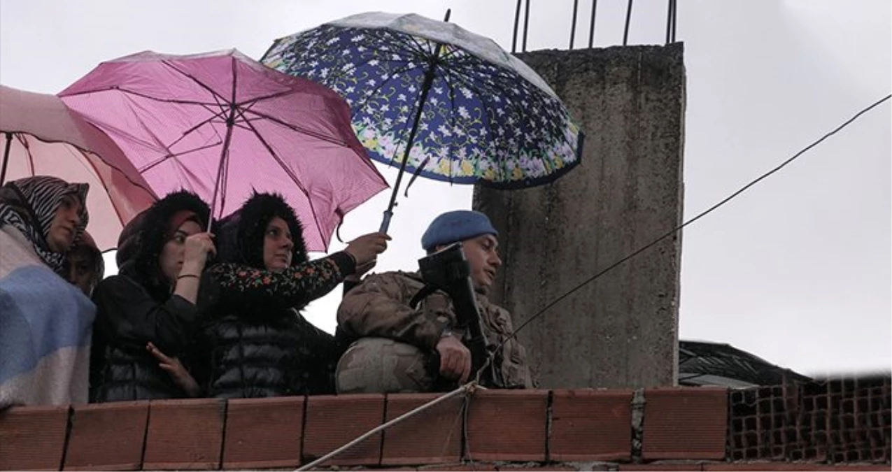 Şehit cenazesinde Mehmetçik\'e şemsiye tutan Abbasoğulları: O an kendimi hiç düşünmedim