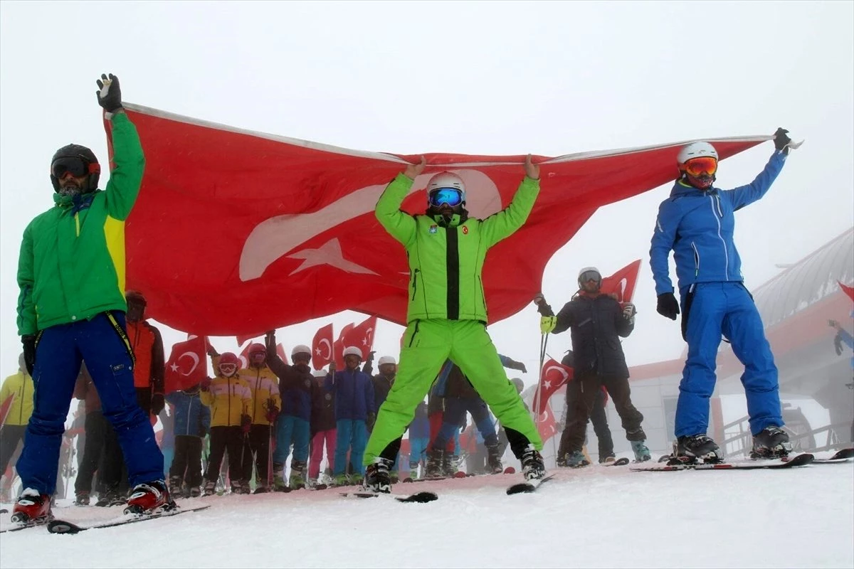 Şehitler, Erciyes\'te Türk bayraklarıyla yapılan kayakla anıldı