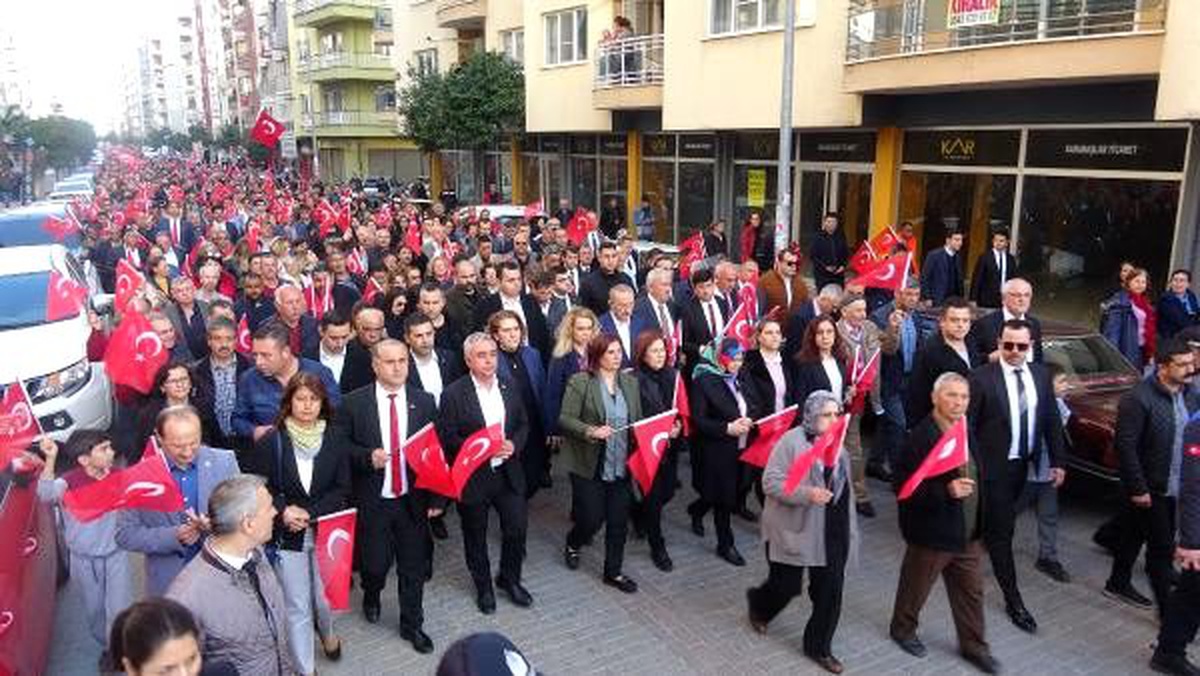 Şehitler için 500 metre Türk bayrağı ile yürüdüler
