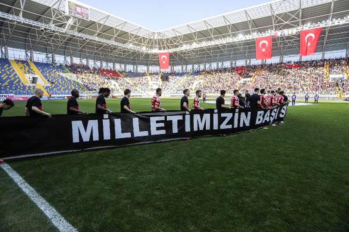 Şehitlerimiz, yeşil zeminde de unutulmadı