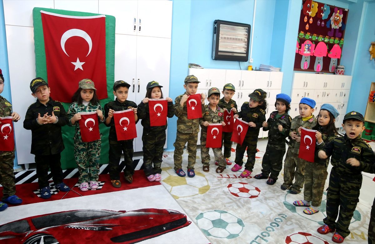 Sivas\'ta minik yüreklerden Mehmetçiğe destek