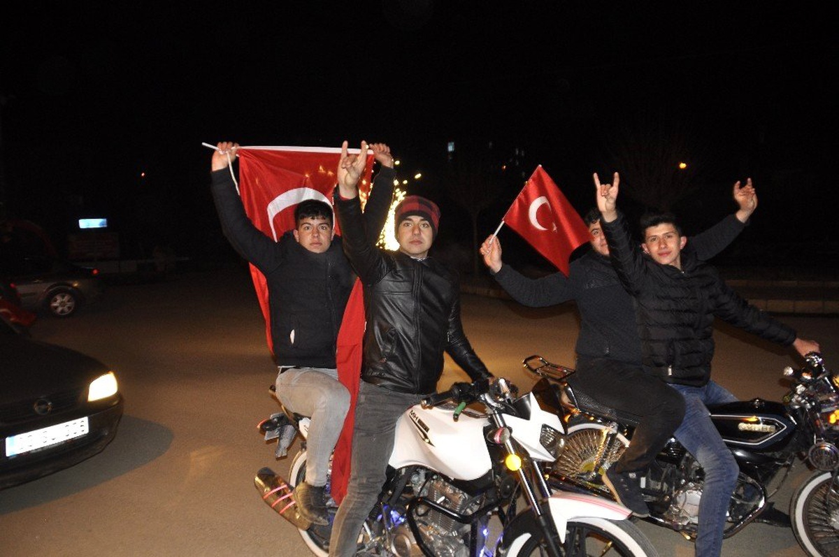 Şuhutlu vatandaşlardan Mehmetçiğe konvoylu destek