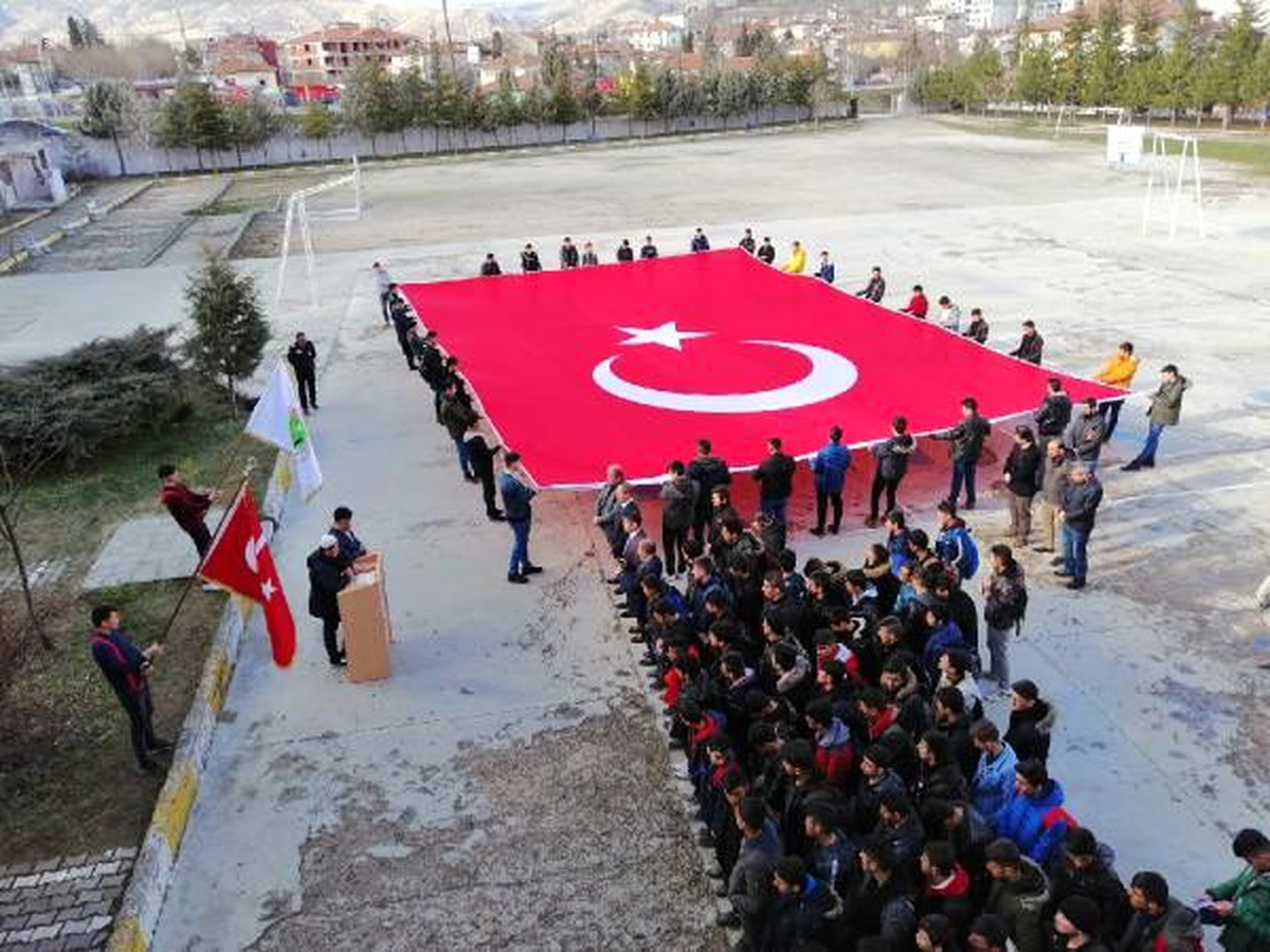 Tokat\'ta öğrenciler, şehitler için bayrak açıp dua etti