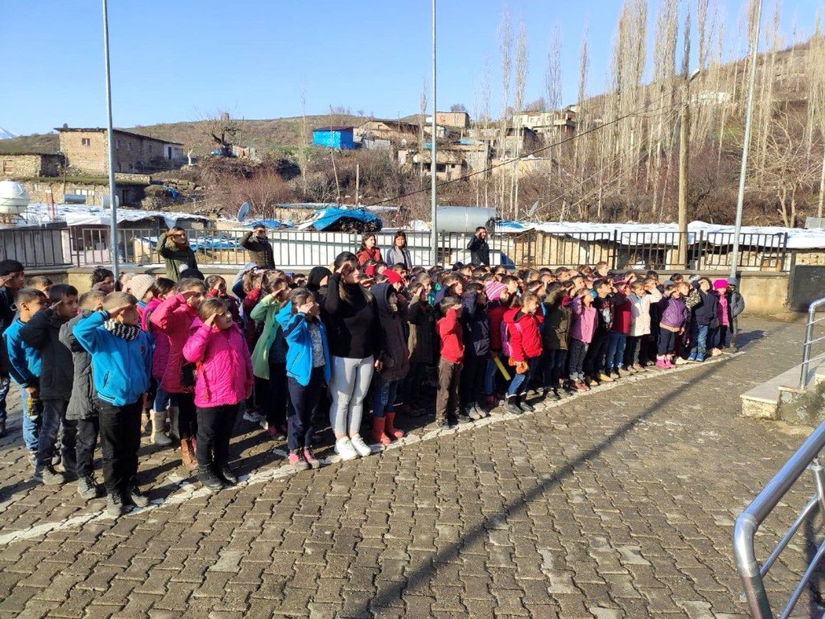 Uludereli öğrencilerden Mehmetçiğe asker selamlı destek
