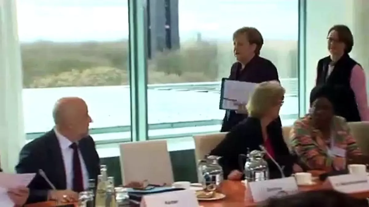 Video: Covid-19 salgını nedeniyle Alman İçişleri Bakanı Seehofer Şansölye Merkel\'in elini sıkmadı