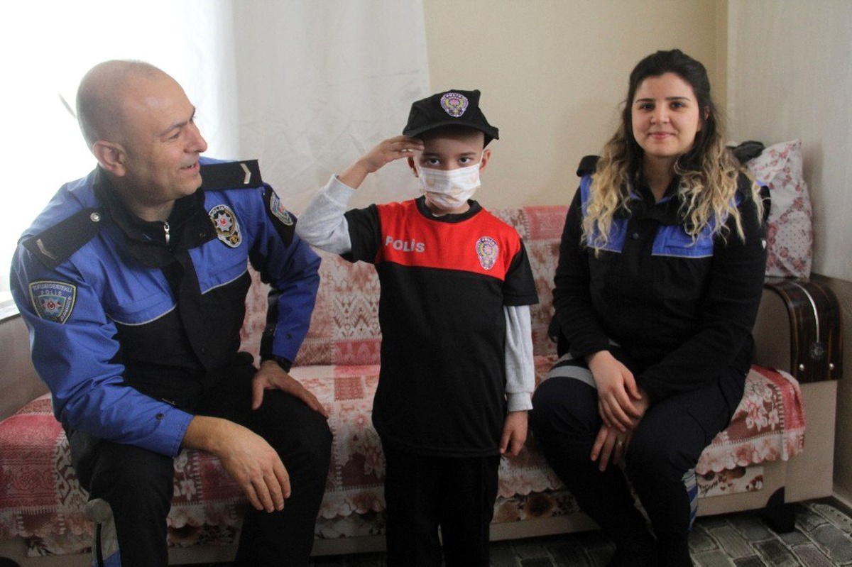 Yaşamak için kardeşinin doğumunu bekleyen Hasan\'a polis sürprizi