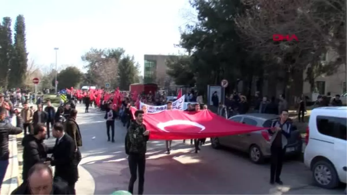 Yıldız teknik üniversitesi öğrencileri şehitler için yürüdü