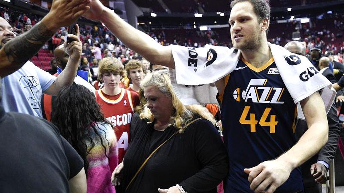 ABD\'de koronavirüs korkusu: NBA\'de oyuncuların taraftarlarla selamlaşmaması istendi