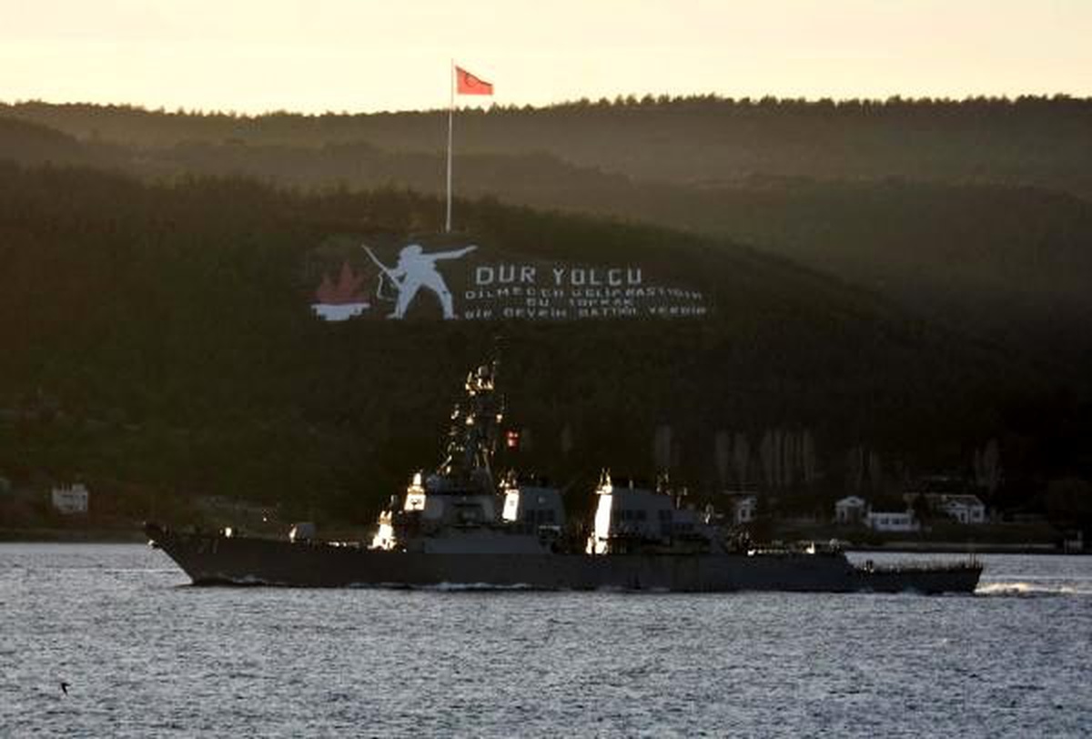 ABD savaş gemisi \'USS Ross\' Çanakkale Boğazı\'ndan geçti