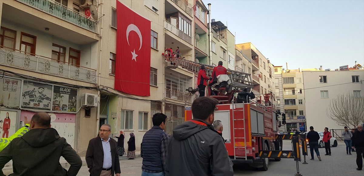 Ağrı\'daki saldırıda şehit olan Kavastan\'ın Mersin\'deki evine Türk bayrağı asıldı