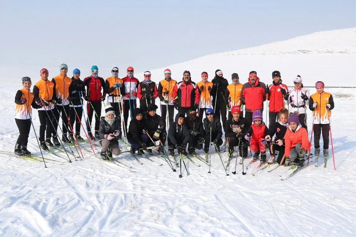 Ağrılı kayakçılar Erzurum\'dan 10 madalya ile döndü