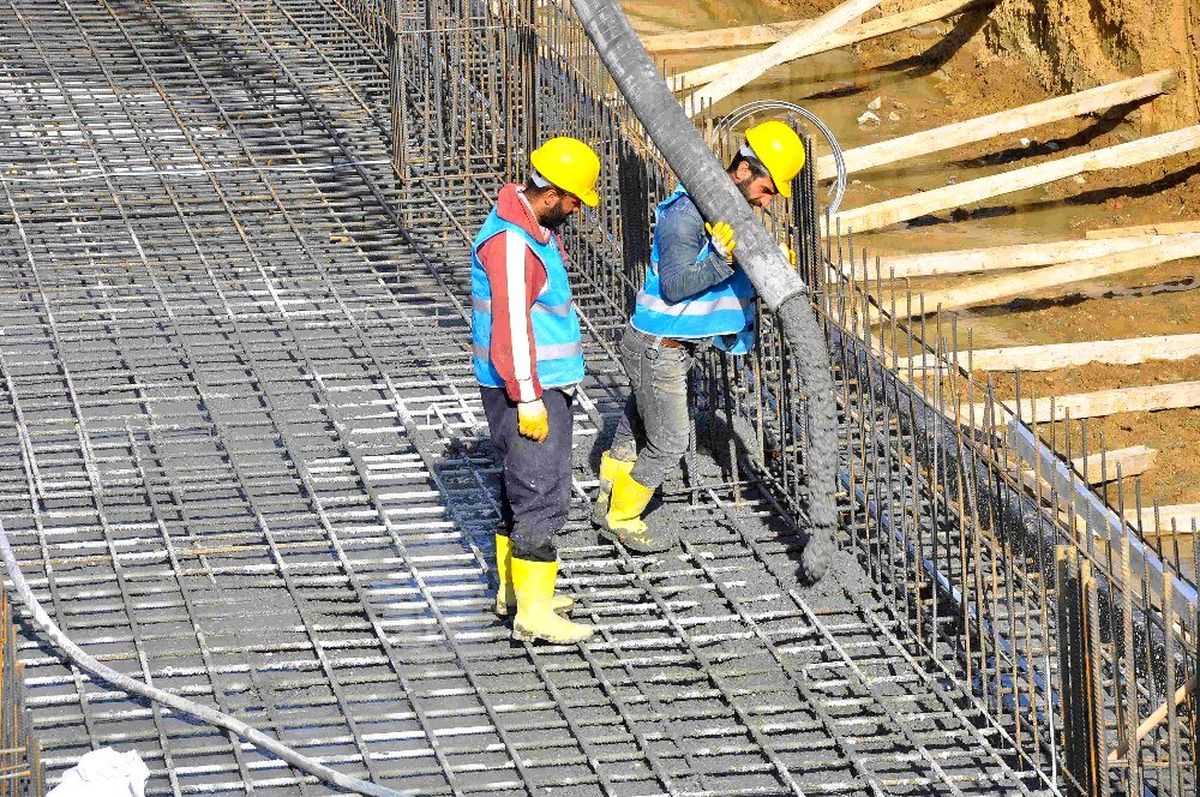 Akşemsettin Yarı Olimpik Havuzu\'nun temel betonu atıldı