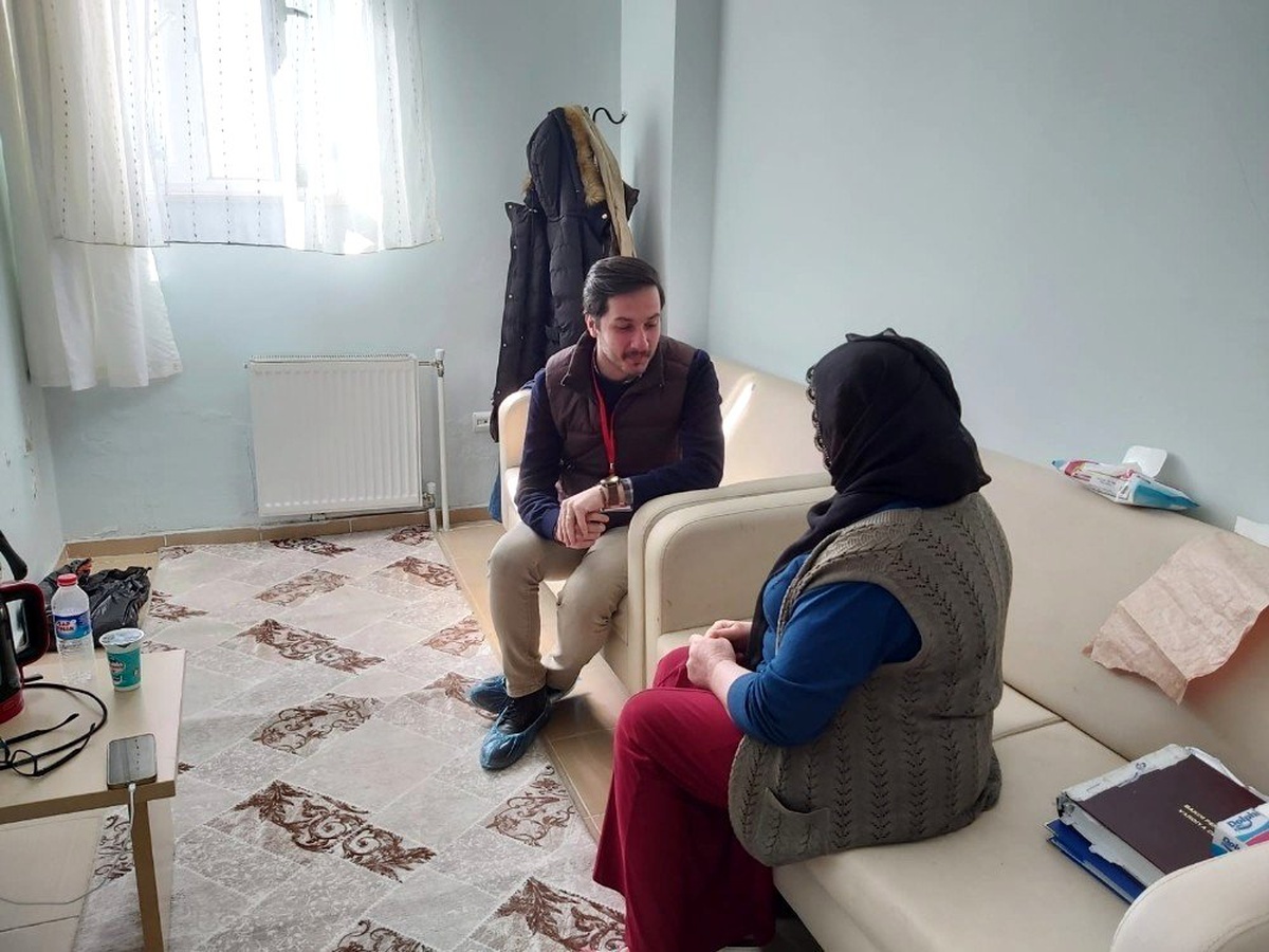 Altınküre okullarında görevli Psikolog Elazığ\'da depremzedelere yardımda bulundu